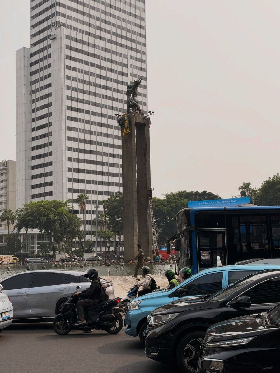LambeSahamjja's tweet photo. alasan aparat menurunkan banner greenpeace karna katanya bundaran hi itu cagar budaya https://t.co/8rXSwtOeIR