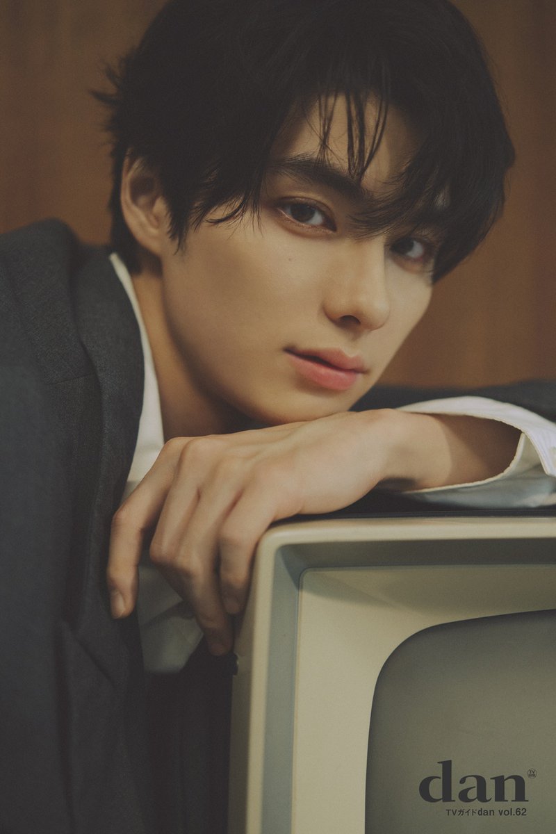 TVguidePERSON's tweet photo. 【「#TVガイドdan vol.62」11/17発売】
📢発売決定📢
《Amazon・楽天ブックス限定表紙版》

表紙 #本田響矢 さん
裏表紙 #岩橋玄樹 さん×#相馬理 さん

通常版とは絵柄の異なる限定表紙版！

☑️楽天ブックスでのご購入では
本田響矢さんの特典ポストカード(A)付

📍ご予約は
https://t.co/hWYBRX8auu https://t.co/vS7HwRyfrf