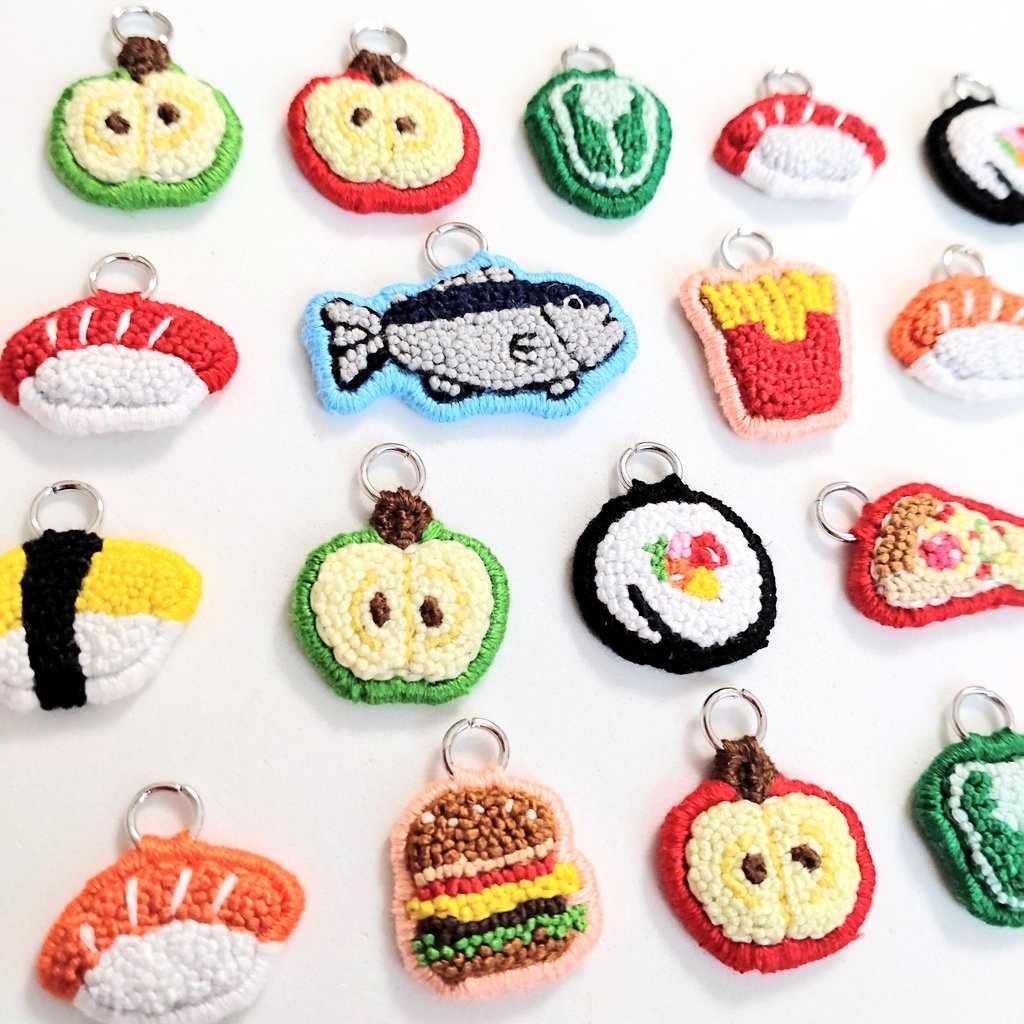 papiko_piko's tweet photo. 一つ一つ手刺繍しています🪡
猫と食べ物の刺繍が多めです🐈🍝

LINEスタンプ発売中です💫

作品ご覧頂けたら嬉しいです☺️

委託販売
　おすし雑貨研究所、松様
　泥猫倶楽部様

Lupopoさん(@Lupopo_cafe)ありがとうございます✨ https://t.co/HO5k3sR5jp