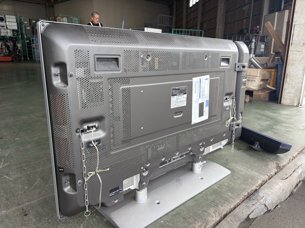 mietaka's tweet photo. 壊れたテレビを家電リサイクルセンターへ捨てに行って来ました📺
このテレビは25年前の日立プラズマテレビです
当時100万くらいしてました‼️
重量は40kgほどあって1人で車に積むのに苦労しました😥
リサイクルセンターの若い子は1人で難なく持ち上げたのは内緒で（笑）
#家電 https://t.co/7ImEVpnfCv