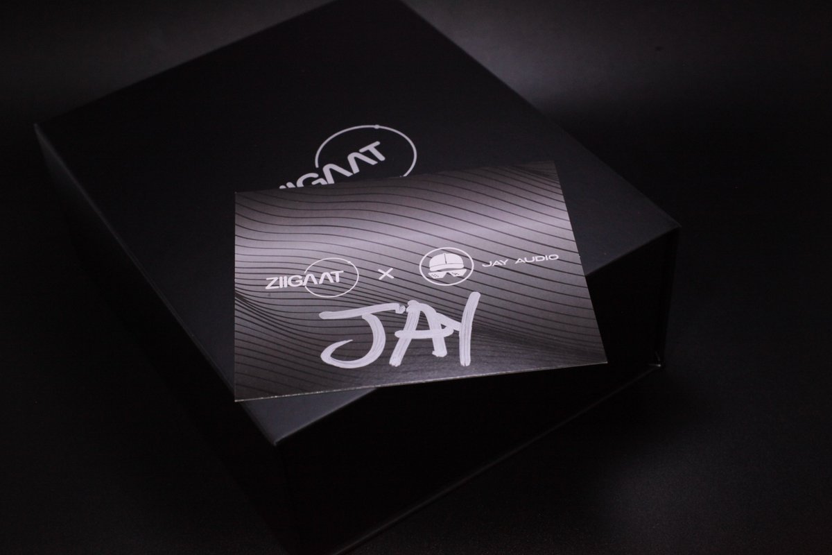 spongebob02837's tweet photo. 🎧 ZiiGaat x Jay Audio Seraphim

🔹 ドライバー構成：2DD＋3BA
🔹 低域：アイソバリック方式のデュアルDD
🔹 中音域：Knowles RAF 32873 ×2
🔹 高音域：Knowles RAD 33518 ×1

なんと言ってもアイソバリック方式による最大10dBのサブベースの迫力💪
その力強い低音に飲まれない、自然なボーカルや楽器の音色も追求してるのが特徴みたい👀

製品ページ見る限り、ゲーム適正も高いみたいだからエペでも超期待🎮

音楽的な楽しさと分析的なサウンドの両立を目指した、Jay’s Audioとのコラボモデルです✨

今までのZiiGaat付属ケーブルから今回は超細身に変わってて、スタイリッシュさがより高まってるのかなり良くない？🫶
あと、Jay氏の手書き？サインも所有欲くすぐっちゃいますな🤭