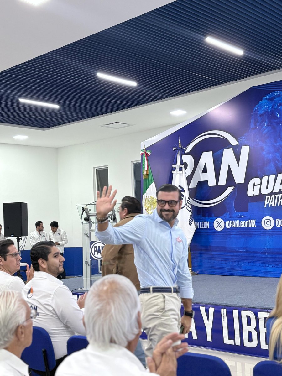 davidnovoatosca's tweet photo. Un gusto acompañar a mi amiga  @JaredGonzalezMX en su informe de actividades en el @panleonmx. Se nota el esfuerzo, la dedicación y el compromiso por seguir trabajando por las familias leonesas. ¡Enhorabuena, Jared! 👏🏻

#León #Guanajuato #DavidNovoa https://t.co/Dg3AeGFKlQ