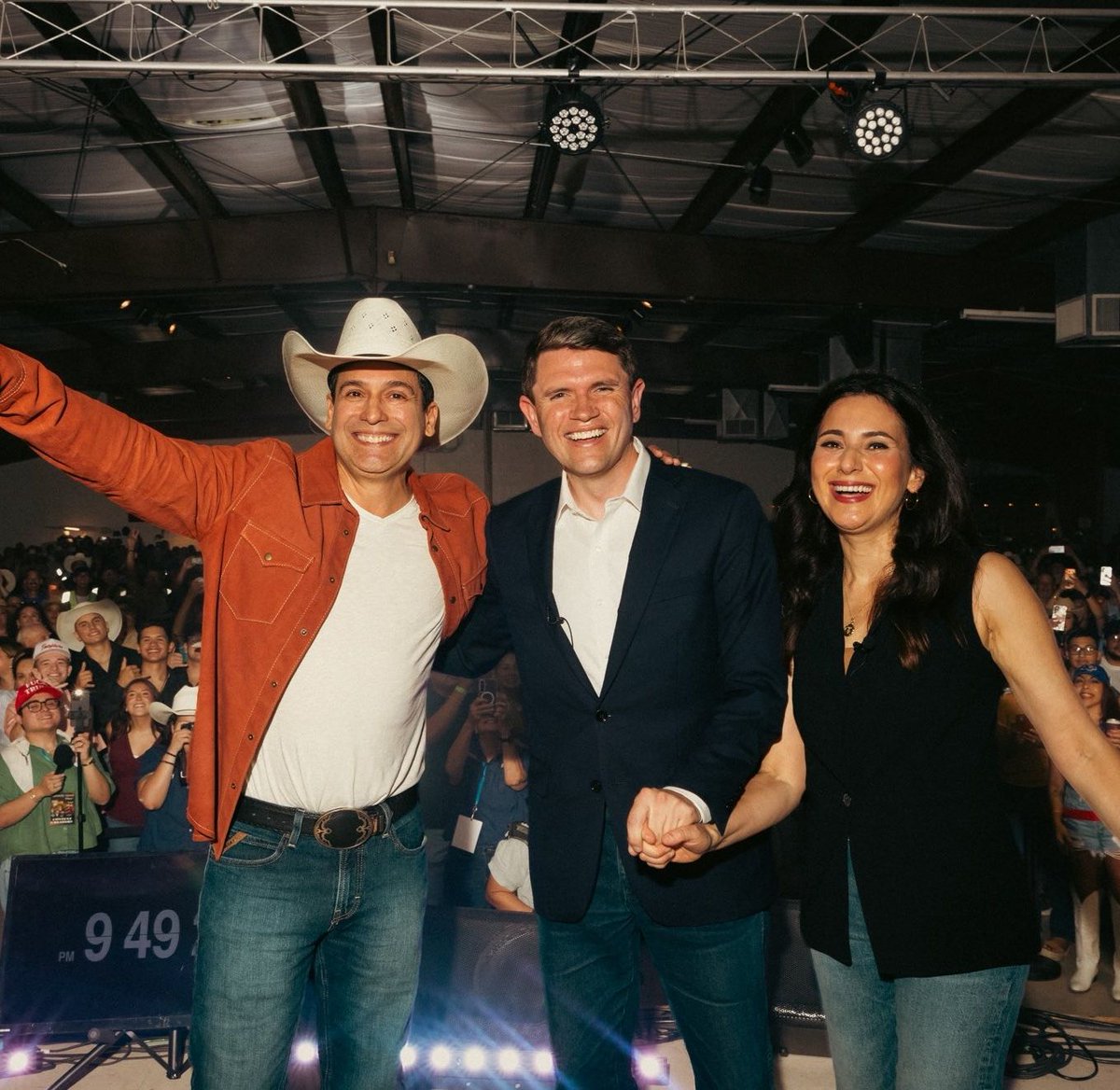 NoLieWithBTC's tweet photo. Many blue areas in Texas are reportedly surpassing presidential election-level turnout after the first day of early voting. https://t.co/CQnbPdlW7J