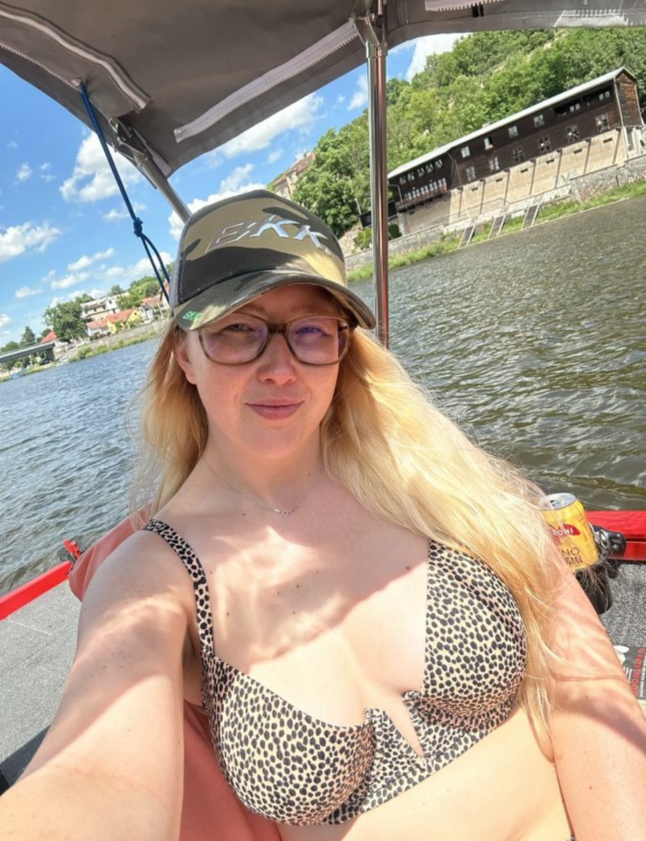 JeanWelters15's tweet photo. Would you rather receive a long romantic message or an unexpected visit from someone you love? ❤️👀 https://t.co/IZj77zQ1Ti