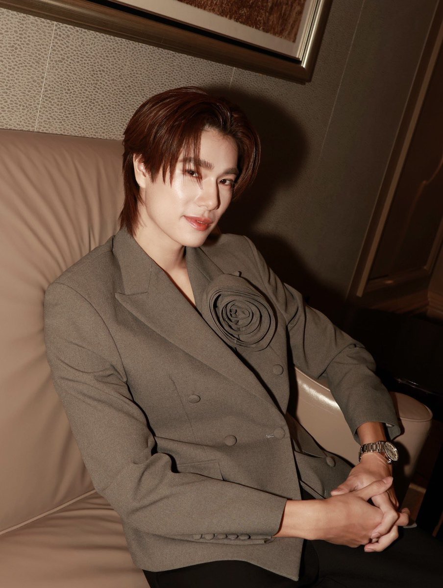 _Monsoons_'s tweet photo. I’m obsessed with Phuwin’s look😫 https://t.co/v0w6l3bPaq