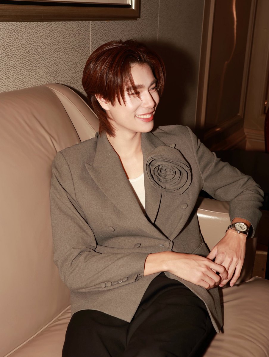 _Monsoons_'s tweet photo. I’m obsessed with Phuwin’s look😫 https://t.co/v0w6l3bPaq
