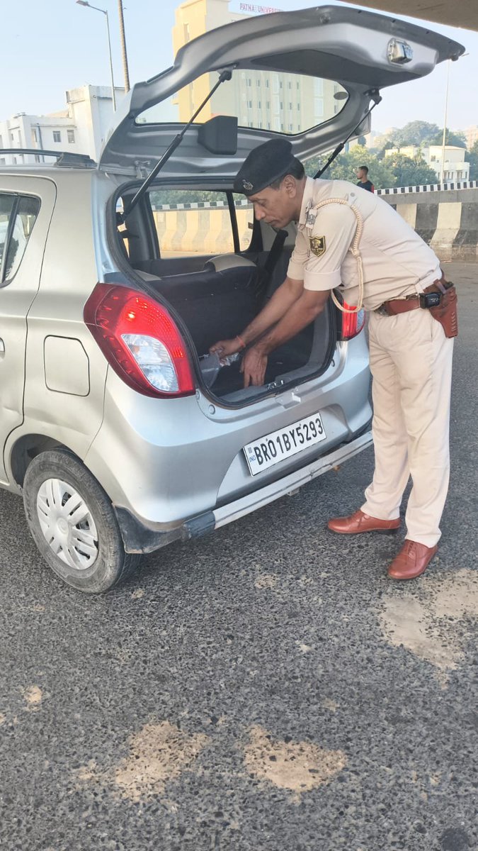 dm_patna's tweet photo. पटना शिक्षक एवं स्नातक निर्वाचन को स्वतंत्र, निष्पक्ष, शांतिपूर्ण एवं भयमुक्त वातावरण में संपन्न कराने के लिए जिला प्रशासन पूरी तरह सतर्क एवं प्रतिबद्ध है।

. उड़नदस्ता टीम द्वारा निर्वाचन प्रक्रिया पर सतत निगरानी।
. अवांछित गतिविधियों पर नियंत्रण के लिए सघन वाहन जाँच अभियान।
. नकदी, प्रतिबंधित सामग्री एवं अवैध अग्निशस्त्रों के परिवहन पर विशेष नजर।
. शहर के सभी प्रवेश बिंदुओं पर सतर��कता तथा आचार संहिता का उल्लंघन करने वालों के विरुद्ध नियमानुसार कार्रवाई।

जिलाधिकारी-सह-सहायक निर्वाची पदाधिकारी, पटना, श्री कुंदन कुमार एवं पुलिस अधीक्षक श्री कार्तिकेय के. शर्मा ने स��बंधित पदाधिकारियों को जाँच अभियान और सघन करने तथा निर्वाचन की शुचिता बनाए रखने के लिए आवश्यक दिशा-निर्देश दिए हैं।
@IPRDBihar 
@CEOBihar 
@PatnaPolice24x7