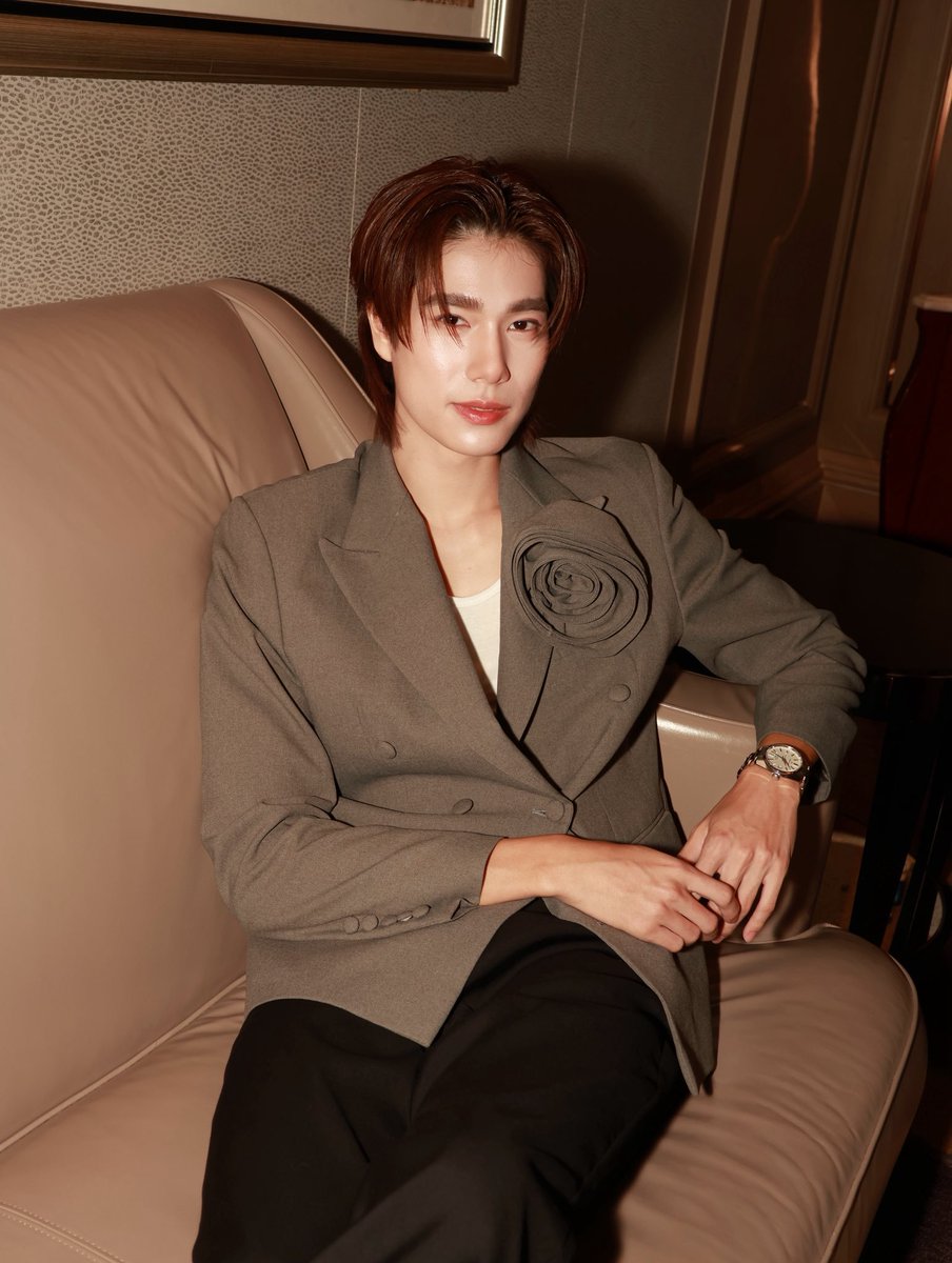 _Monsoons_'s tweet photo. I’m obsessed with Phuwin’s look😫 https://t.co/v0w6l3bPaq