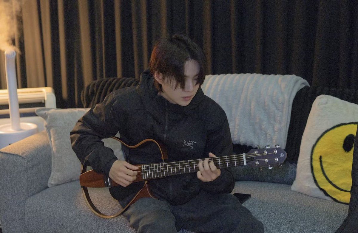 forjungkookv's tweet photo. yoongi is playing jungkook guitar, OMG 😭😭😭, ITS JUNGKOOK’S GUITAR 😭😭😭😭😭 https://t.co/j1DvngMAVT