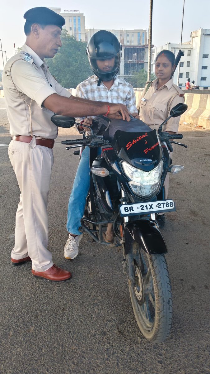dm_patna's tweet photo. पटना शिक्षक एवं स्नातक निर्वाचन को स्वतंत्र, निष्पक्ष, शांतिपूर्ण एवं भयमुक्त वातावरण में संपन्न कराने के लिए जिला प्रशासन पूरी तरह सतर्क एवं प्रतिबद्ध है।

. उड़नदस्ता टीम द्वारा निर्वाचन प्रक्रिया पर सतत निगरानी।
. अवांछित गतिविधियों पर नियंत्रण के लिए सघन वाहन जाँच अभियान।
. नकदी, प्रतिबंधित सामग्री एवं अवैध अग्निशस्त्रों के परिवहन पर विशेष नजर।
. शहर के सभी प्रवेश बिंदुओं पर सतर��कता तथा आचार संहिता का उल्लंघन करने वालों के विरुद्ध नियमानुसार कार्रवाई।

जिलाधिकारी-सह-सहायक निर्वाची पदाधिकारी, पटना, श्री कुंदन कुमार एवं पुलिस अधीक्षक श्री कार्तिकेय के. शर्मा ने स��बंधित पदाधिकारियों को जाँच अभियान और सघन करने तथा निर्वाचन की शुचिता बनाए रखने के लिए आवश्यक दिशा-निर्देश दिए हैं।
@IPRDBihar 
@CEOBihar 
@PatnaPolice24x7