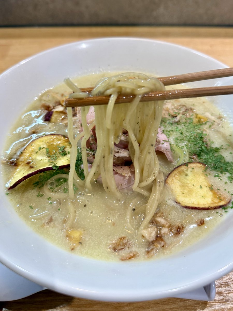 dashiyo15's tweet photo. 麺やえねる
サツマイモラーメン

サツマイモのポタージュのようなクリーミーで濃厚なスープが、特製のサツマイモ麺に絡みついてメチャクチャ美味い🍠🍜🍠
ニンニクのパンチも香りも、サツマイモチップスもメチャクチャ良い👍
追い飯したかったけど体調を考えて断念😱

#麺やえねる https://t.co/A4U1pVP4KB