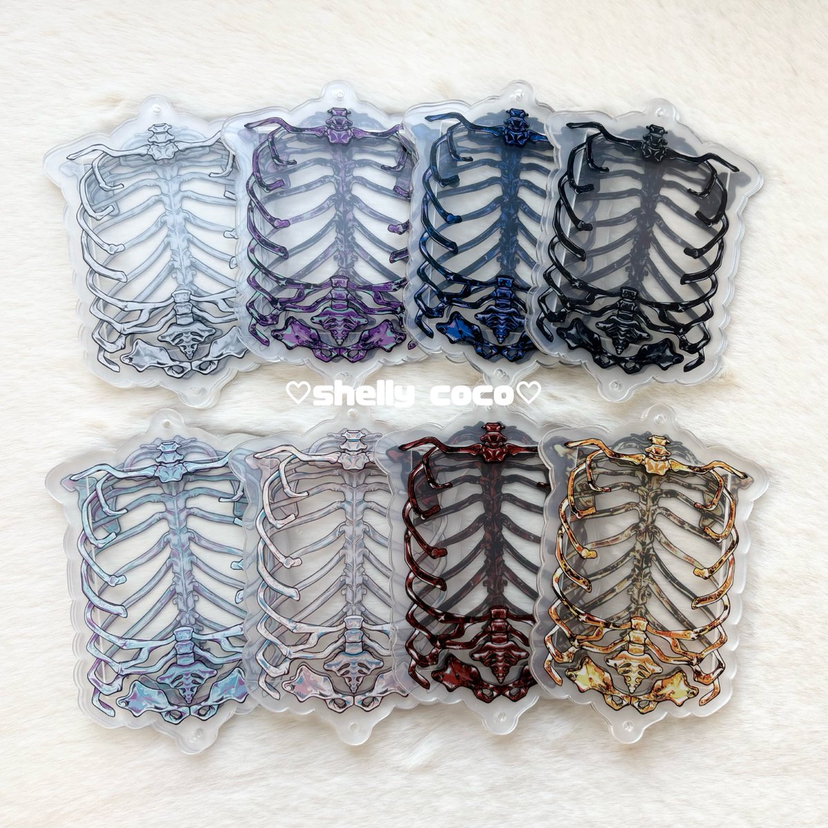 Shelly_Coco_'s tweet photo. .⋆𝜗𝜚 .#ShellyCocoオンライン .𖥔 ݁

シェリーココ3号店にて販売中の骨が全体に描かれたアクリルトレカケースを、オンラインショップでも取り扱いを開始いたしました🎀🦴

好きなカードを中に入れると、カードが骨に囲まれるようなデザインになっていますᐡ⸝⸝> ·̫ <⸝⸝ᐡ ぜひチェックしてみてください✅

https://t.co/9FQDve8xG6
