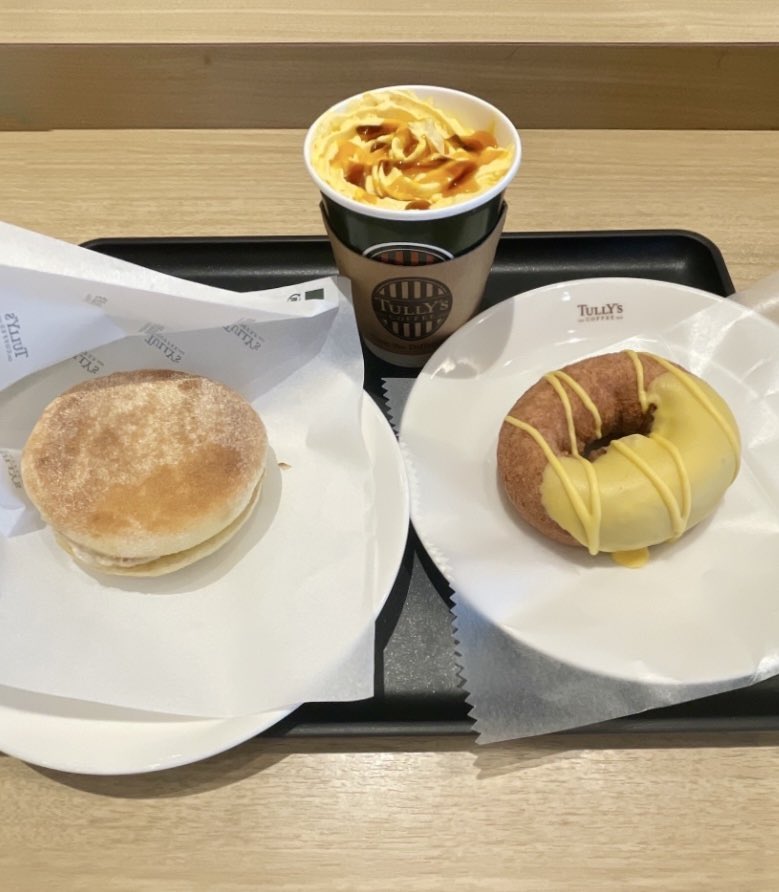 MintE56's tweet photo. タリーズで、秋らしいメニュー中心のランチ。
パンプキンプディングラテ、OIMOドーナツ、イングリッシュマフィン。

注文する時に、「パンプキンプリ…パンプ…パンプキンプリ…ラテ」と、3回くらい噛みました🤣🤣🤣 
早口言葉みたいで、一度も正しく言えてないけど通じたwww

#ランチ   #お昼ごはん https://t.co/oHtENkMu9k