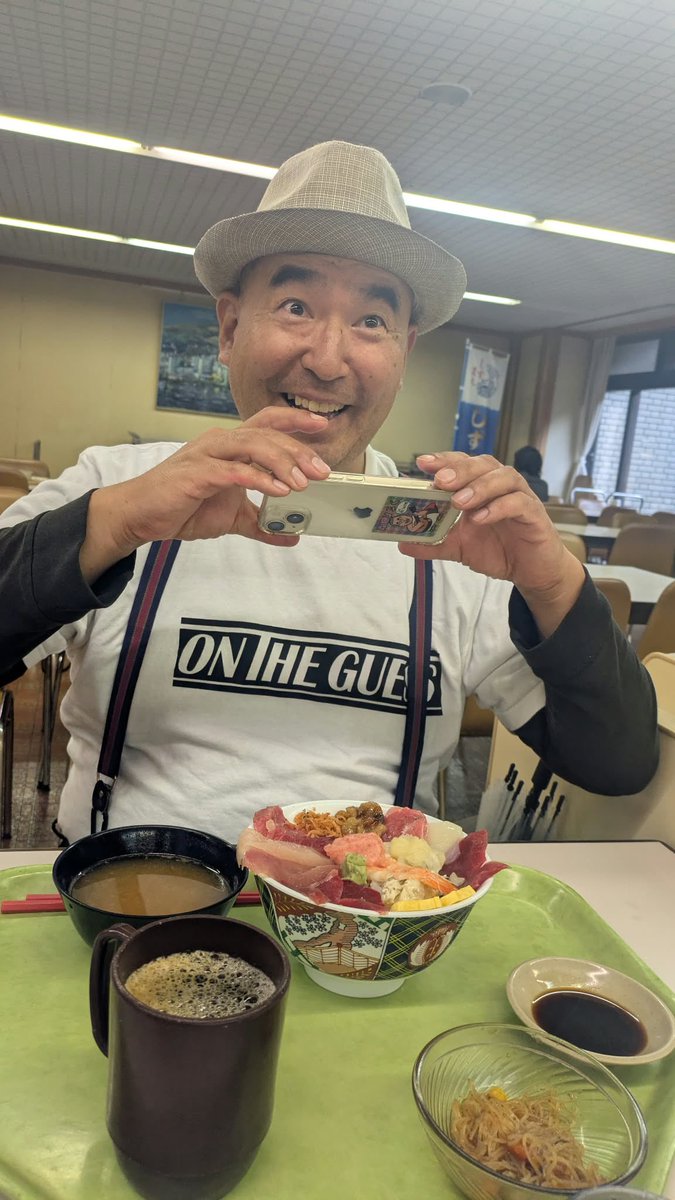helikeegoma's tweet photo. すでに清水入りしてますが、
LIVEは明日です…
りーだー。に喜多方での忘れ物を
お渡しして、超穴場的なお店で
海鮮丼をゴチになりました〜！
ベゴ負げだ〜。
りーだー。ありがどな〜し！ https://t.co/tf2S1MRrkg