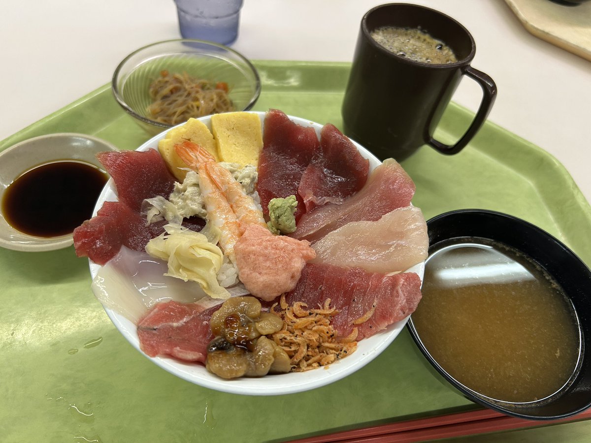helikeegoma's tweet photo. すでに清水入りしてますが、
LIVEは明日です…
りーだー。に喜多方での忘れ物を
お渡しして、超穴場的なお店で
海鮮丼をゴチになりました〜！
ベゴ負げだ〜。
りーだー。ありがどな〜し！ https://t.co/tf2S1MRrkg