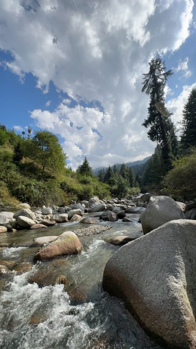 NatureHubvbdy's tweet photo. When the fast-flowing water, streaming like a river from between the mountains, collides with the stones that come in its path and creates a feeling of beautiful music, that is when nature appears to us in its full glory 🏔️ ❤️😍🌍 https://t.co/vI5dpCZoip