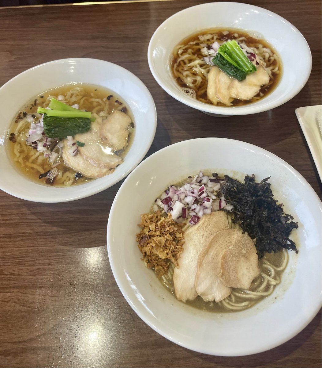 dashiyo15's tweet photo. 彩麺 春日遅遅
純煮干
濃厚煮干
琥珀煮干

先週末、塩川のバルーンイベントに行ったら午前中だけで終わっていた😱
バルーンスケジュールの確認を怠ってしまった😓
ただもう一つの目的だった春日遅遅さんに家族を連れて行けて、みんな美味しくて大満足してくれたから良かった🍜

#春日遅遅 https://t.co/RPJKDpvuld