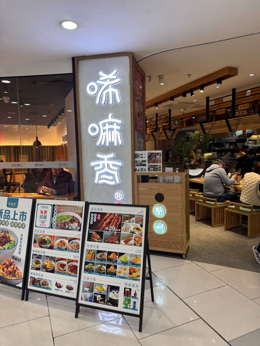 Rrrmr0v's tweet photo. 今朝食べたラーメン、途中で喉が渇いて、最後のスープを一気に咽某行毫潘した。すごく美味しかった！ https://t.co/tP9SCY3Drr