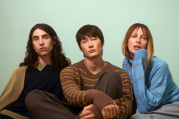 FASHIONHL's tweet photo. Francesco Risso Brings the Warmth of Handcraft and Playful Design to UNIQLO F.RISSO’s Second Collection

→https://t.co/TGdoAR4icZ

Mechanical precision meets the beauty of handcraft. Launching October 30, UNIQLO F.RISSO’s new knitwear collection reimagines vintage-inspired colors and silhouettes through advanced 3D knitting technology.

#UNIQLO #FrancescoRisso #UNIQLOFRISSO #Knitwear #Fashion