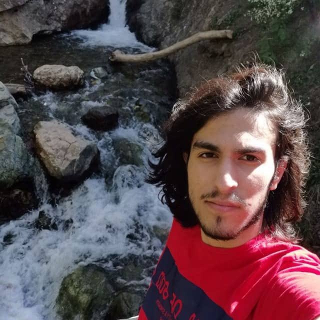 IranNewsAgency0's tweet photo. 🚨🦀
هشدار جدی/ رژیم آدمکش جمهوری اسلامی می‌خواهد جان همایون شبانکاره ۲۲ ساله را بگیرد.

همایون شبانکاره، جوان ۲۲ ساله، فعال حقوق حیوانات و از دلاوران انقلاب شیروخورشید، از سوی شعبه دوم بیدادگاه انقلاب کرج با قضاوت مهدی سبزوارنژاد و مهدی رضوی به اعدام محکوم شده است. تنها ۲۲ سال دارد و اکنون حکم مرگ بالای سر اوست! این یک هشدار جدی است؛ نباید اجازه داد نام همایون در سکوت خبری گم شود. صدای او باشید، نامش را فریاد بزنید و نگذارید رژیم تروریستی جمهوری اسلامی جان یک جوان دیگر از فرزندان ایران را بگیرد. سکوت در برابر این حکم، جان همایون را نجات نخواهد داد!