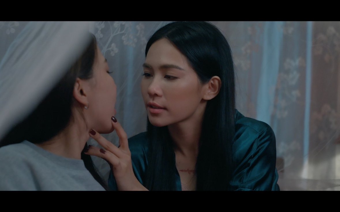 PuinoonsDimple's tweet photo. I love how master Bulan always seems to grasp Peems attention by straight up grabbing her chin and neck 👁️👄👁️😌

KHOM KLANG EP7 
#ข่มขลังตอนที่7 https://t.co/QpPpGmHvTO