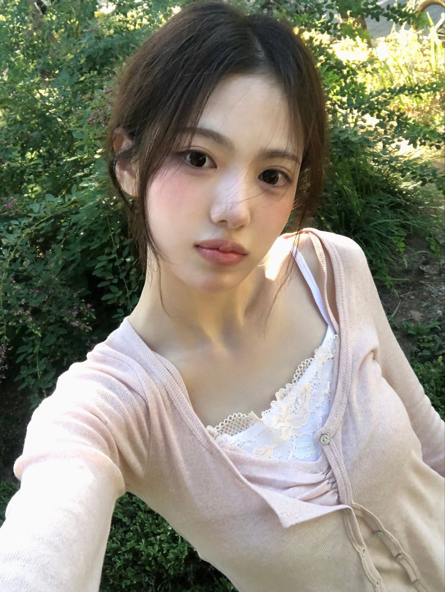 KiiiKiii_talk's tweet photo. 🌸🍃

#KiiiKiii #키키 #SUI #수이 https://t.co/ZYFTaIHNsQ