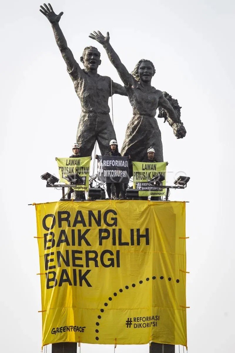 KulineRain's tweet photo. Stay safe untuk kalian yang berani 🙌🏻🙌🏻

“Saat ini sedang dalam proses penurunan banner. Pastinya aktivis kami akan ditangkap dan dibawa ke kantor polisi Kak, itu sudah menjadi bagian dari risiko yang akan kami hadapi. Doakan saja semoga bisa dilepaskan segera.” 

Sc:greenpeaceid https://t.co/R7p4C77sjW