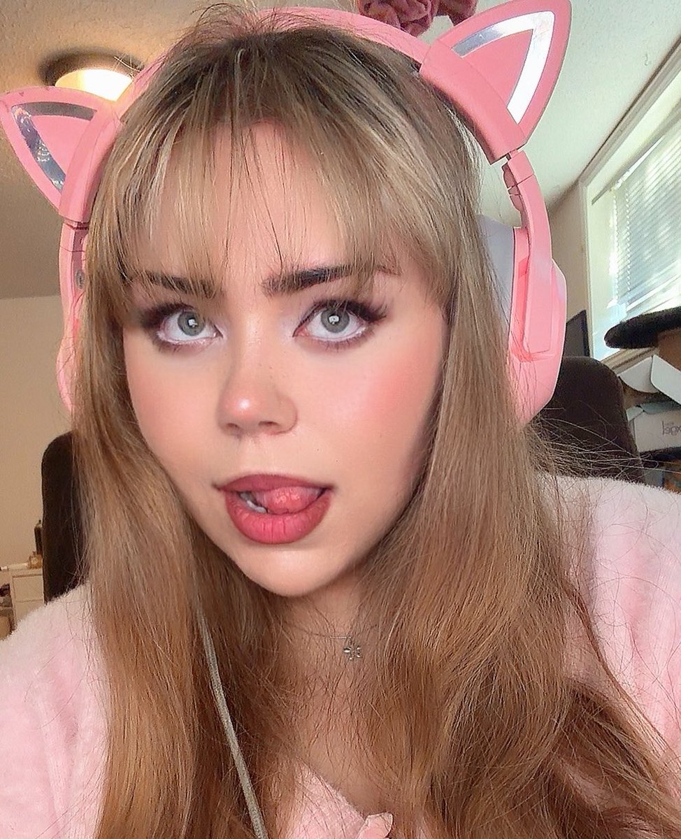 faeavenue's tweet photo. ✧ hii i’m hailey #moothunt 

23 she/her 
⤷ ow, league, roblox, outlast trials, rdr2, resident evil, etc
⤷ books, music, art, horror movies, sanrio, kpop
⤷ just getting into anime (jjk)

edtwt &amp; minors dni

♡ or ↻ to be moots
{#promotwt #gamingtwt #anitwt #kpoptwt #stantwt} https://t.co/nYxtdWnuqo