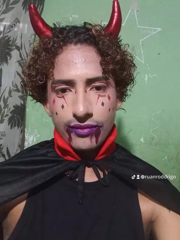 QGdoRuan's tweet photo. 🎃👻 Há um ano comecei a viver a experiência da festa de Halloween em outro lugar, criando novas memórias, conhecendo ambientes diferentes e aproveitando momentos especiais! 🕸️🧡 Que venham mais festas, novas experiências e muitos momentos bons para recordar! 🦇🎃 @vemprorole_ https://t.co/ypLpq3pdXd