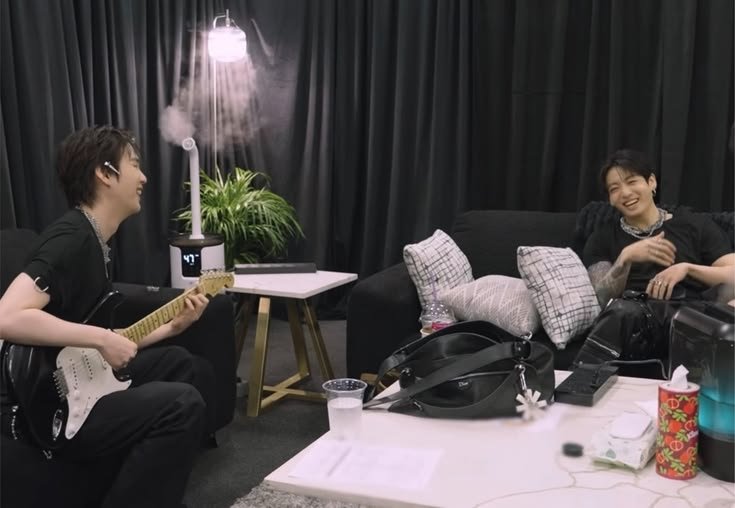 kookyun's tweet photo. Yoongi playing Jungkook's guitar 

                             🤝

Yoongi playing guitar to Jungkook https://t.co/UqXL95W97q