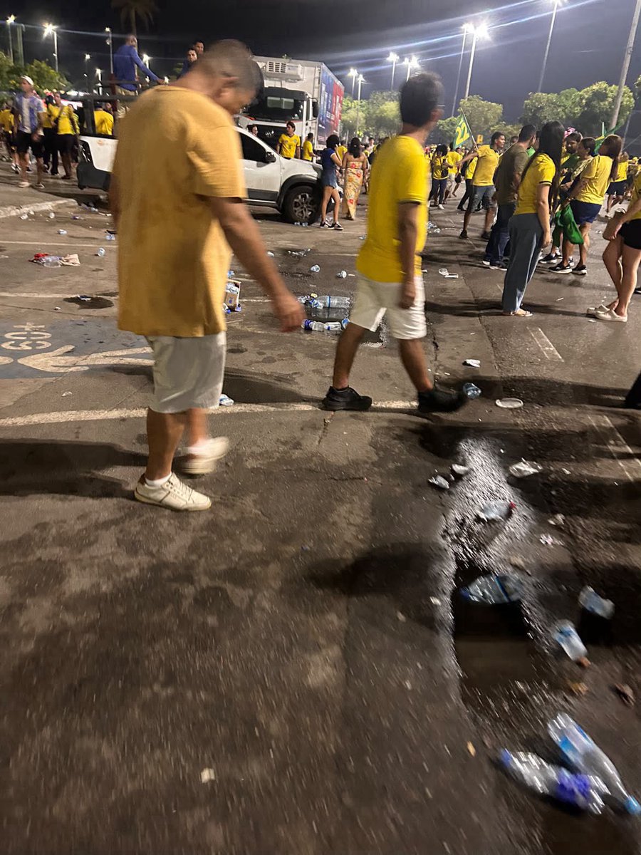 marioadolfo's tweet photo. NÃO É IA! São os garis de Manaus limpando a sujeira deixada pelos bolsonaristas após a manifestação na Ponta Negra. Garrafas, copos e lixo espalhados por toda parte. Deixaram o local emporcalhado!

A hipocrisia é impressionante. Agora quero ver se amanhã essa mesma turma vai publicar fotos da sujeira, demonstrar a mesma indignação e chamar os responsáveis de vândalos. Ou será que vandalismo só existe quando é praticado pelos outros?