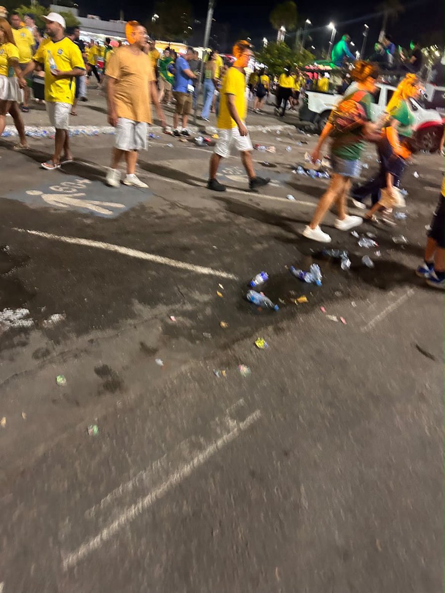 marioadolfo's tweet photo. NÃO É IA! São os garis de Manaus limpando a sujeira deixada pelos bolsonaristas após a manifestação na Ponta Negra. Garrafas, copos e lixo espalhados por toda parte. Deixaram o local emporcalhado!

A hipocrisia é impressionante. Agora quero ver se amanhã essa mesma turma vai publicar fotos da sujeira, demonstrar a mesma indignação e chamar os responsáveis de vândalos. Ou será que vandalismo só existe quando é praticado pelos outros?