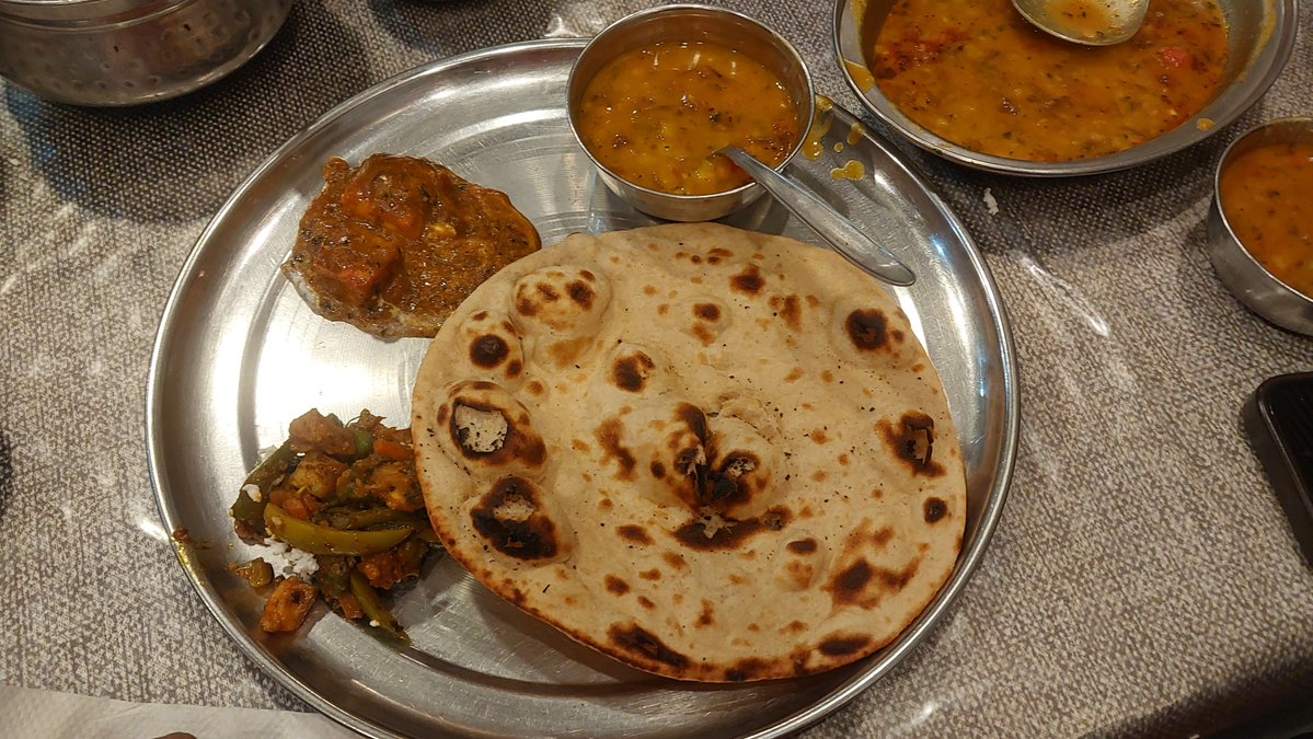 iamvomika's tweet photo. A food bill of ₹975 from a restaurant in Lucknow is raising eyebrows! 😲🍽️

The order included paneer malai, dal, mixed vegetables, rotis, jeera rice, and more.

But the big question is — is ₹975 a fair price for this meal, or is it too...1/2 https://t.co/UbFhUjEbrM