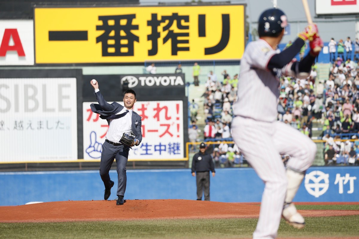 jingu_stadiumpr's tweet photo. 九十年記念奉納試合の思い出📸

当時MLBでご活躍中だった #青木宣親 さんによる始球式✨
バッターは法政大学卒 #西浦直亨 選手！球審は青木さんの母校、早稲田大学のユニホームに身を包んだ #つば九郎🐧⛱️そして見守る #つばみ ちゃん🎀

⚾️明治神宮外苑創建百年記念奉納試合⚾️
チケット販売中🎫
https://t.co/nGMwrdU2wR

#東京六大学野球 #swallows #神宮球場100年 #神宮球場