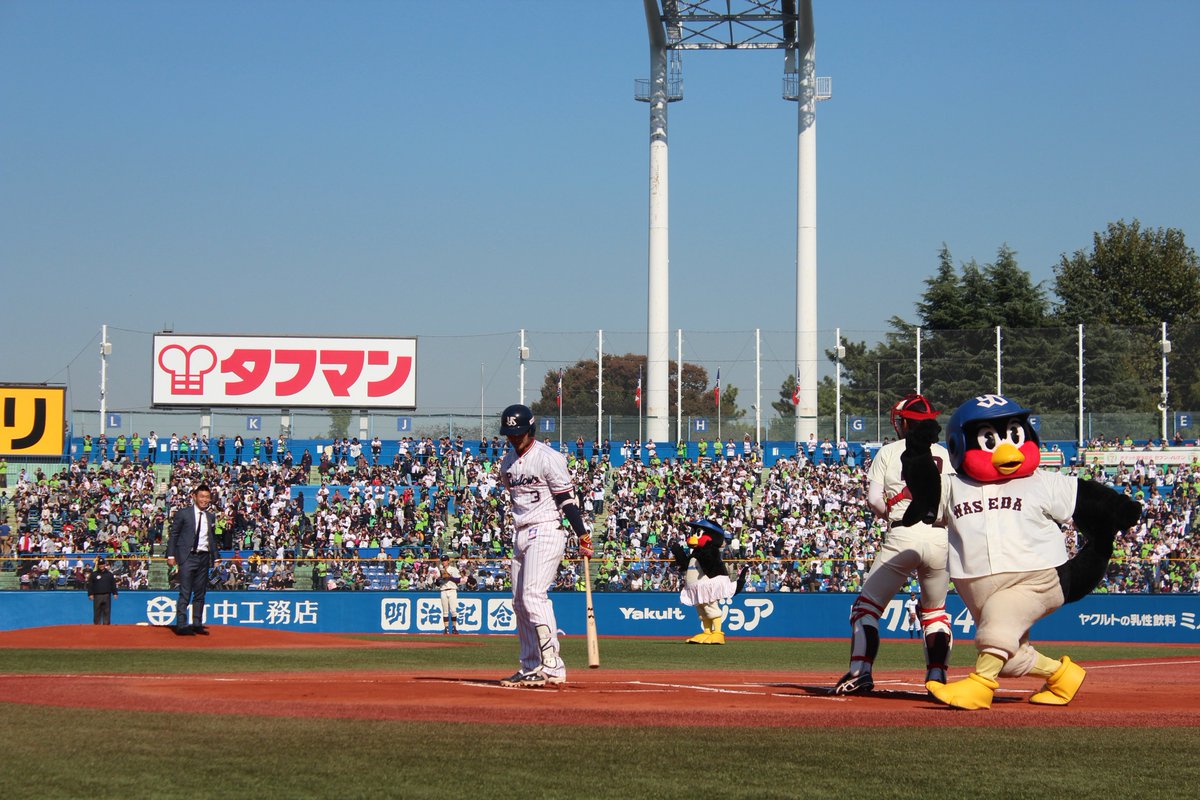 jingu_stadiumpr's tweet photo. 九十年記念奉納試合の思い出📸

当時MLBでご活躍中だった #青木宣親 さんによる始球式✨
バッターは法政大学卒 #西浦直亨 選手！球審は青木さんの母校、早稲田大学のユニホームに身を包んだ #つば九郎🐧⛱️そして見守る #つばみ ちゃん🎀

⚾️明治神宮外苑創建百年記念奉納試合⚾️
チケット販売中🎫
https://t.co/nGMwrdU2wR

#東京六大学野球 #swallows #神宮球場100年 #神宮球場