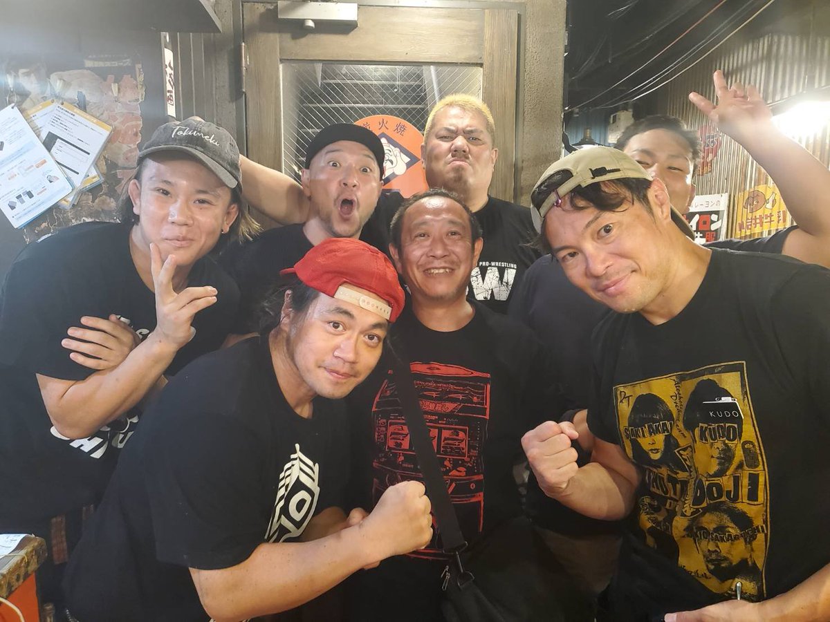 EBISUKOSAKABA's tweet photo. 【お知らせ】
大家健店長が11月末で店長を卒業し、新たな道へ進むことになりました。長年お店を盛り上げてくれた大家店長、支えてくださった皆様、本当にありがとうございました！次期店長はKUDOが再び務めます。新体制のエビスコ酒場を、今後ともよろしくお願いします！

#GanPro 
#ddtpro https://t.co/W12Hu9lADQ