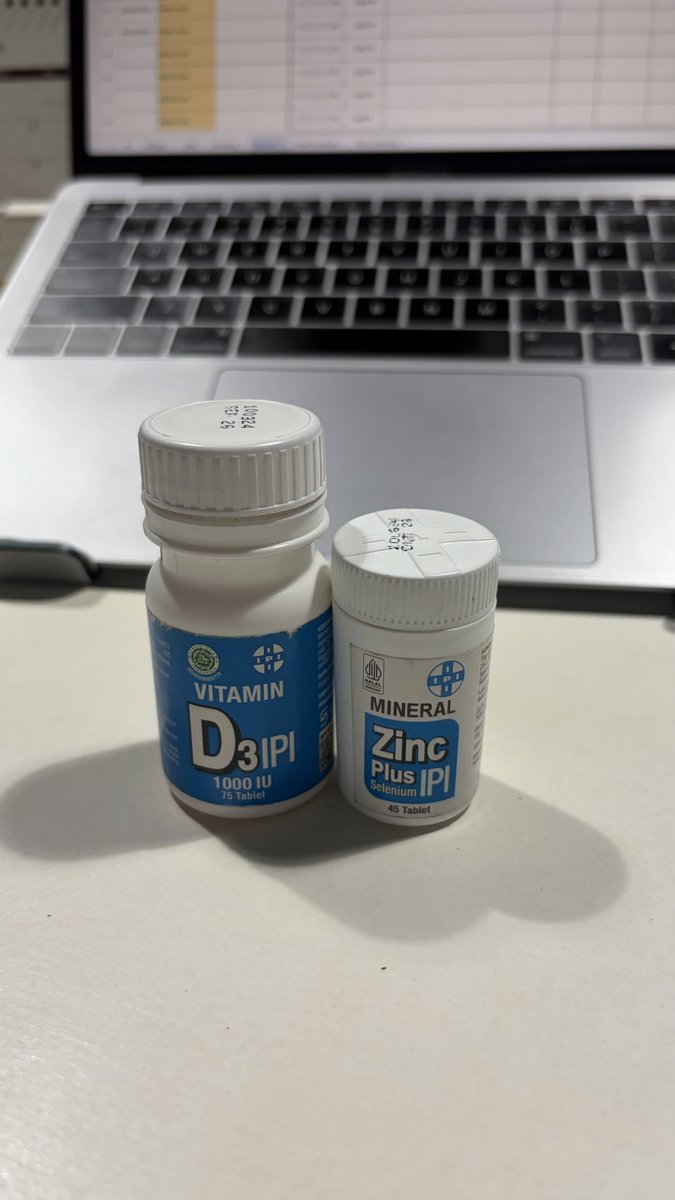 KapudS640's tweet photo. Di kondisi ekonomi kayak sekarang, vitamin IPI jadi pilihan yang paling masuk akal. Kata temen gue yang apoteker, khasiatnya sama aja kayak merek-merek mahal, cuma kandungannya nggak digabung dalam satu pil.

Jadi inget dulu emak gue suka ngejar-ngejar nyuruh minum vitamin IPI, wkwkwk. 😅

Warga, ada yang rutin minum vitamin IPI juga nggak?