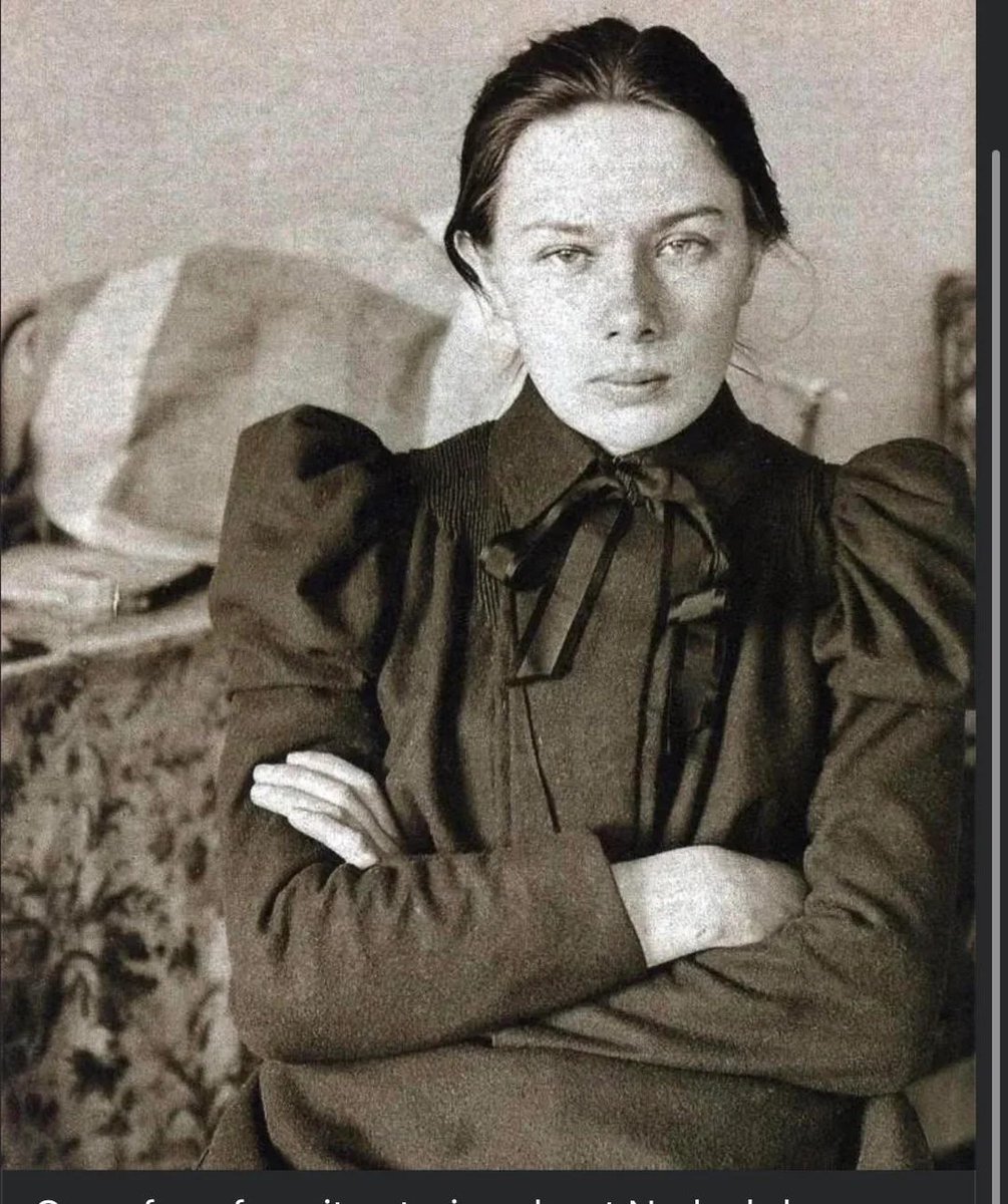 cde_chiara's tweet photo. Krupskaya-maxxing btw https://t.co/cQjvaxJKTd
