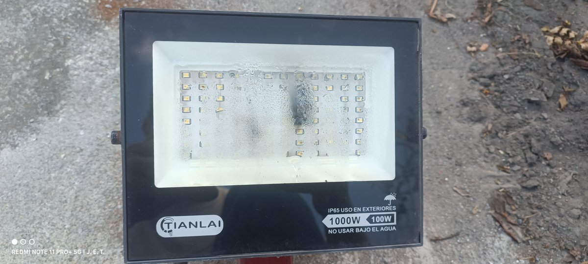 JoseETutorials's tweet photo. Porque a esta marca siempre se les mete el agua de lluvia a pesar de ser "ip65" y por cualquier variación de voltaje estallan? Entiendo que son baratos pero por favor! Y por cierto no consumen 100w consumen 165w y dudo que alumbre los 1000w tampoco. https://t.co/V0CYH26CaL
