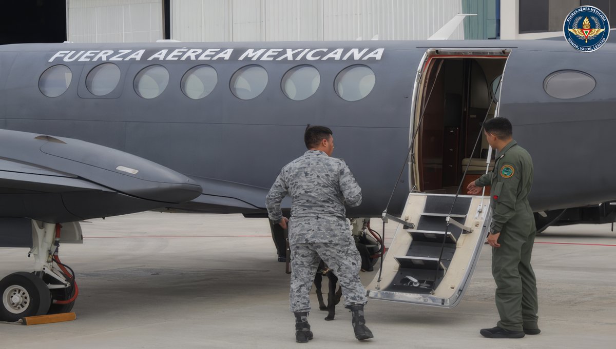 FuerzaAereaMx's tweet photo. "Amalgam Eagle" es un ejercicio binacional que reúne a las Fuerzas Aéreas de México y Estados Unidos para realizar operaciones en materia de defensa aérea, búsqueda y rescate. 

Como parte del escenario, se simula que una aeronave despega sin el código de identificación asignado, por lo que las autoridades de ambos países establecen coordinación para detectar, identificar e interceptar el vuelo. 

Las aeronaves participantes realizan la intercepción y escoltan al tráfico desconocido simulado hasta la frontera, poniendo en práctica procedimientos de coordinación e intercambio de información.  
 
Además del entrenamiento operativo, esta actividad permite fortalecer los lazos de trabajo y amistad entre las instituciones participantes, así como conocer y coordinar los procedimientos de actuación entre Fuerzas Aéreas.