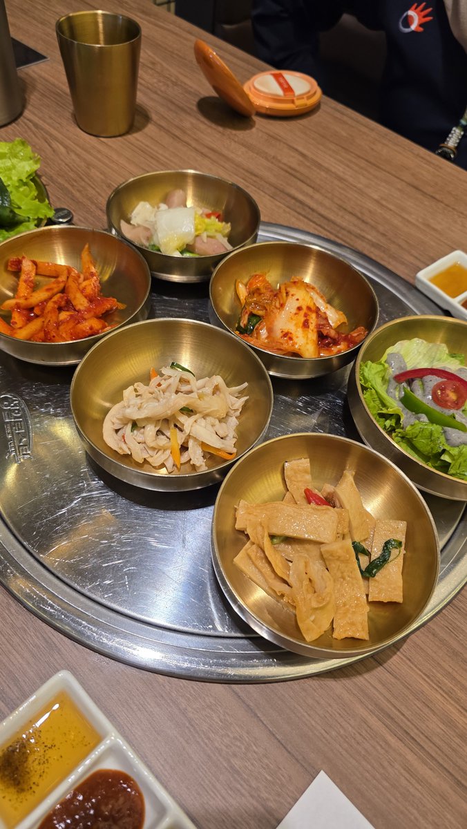 cupfuckincake's tweet photo. Btw yg kmren pengen cheongdam tapiii gak bisa krn non halal, kalian bisa ke daerah santa nama restonya HALLA. 

Ini resto korea tapi certified halal, rasanya beneran enak bgt! Pilihan banchan pun gak pelit free refill~

Worth to try yaa gez 💚

#해찬 #HAECHAN 
#HAECHAN_TASTE https://t.co/zv7zntJySG