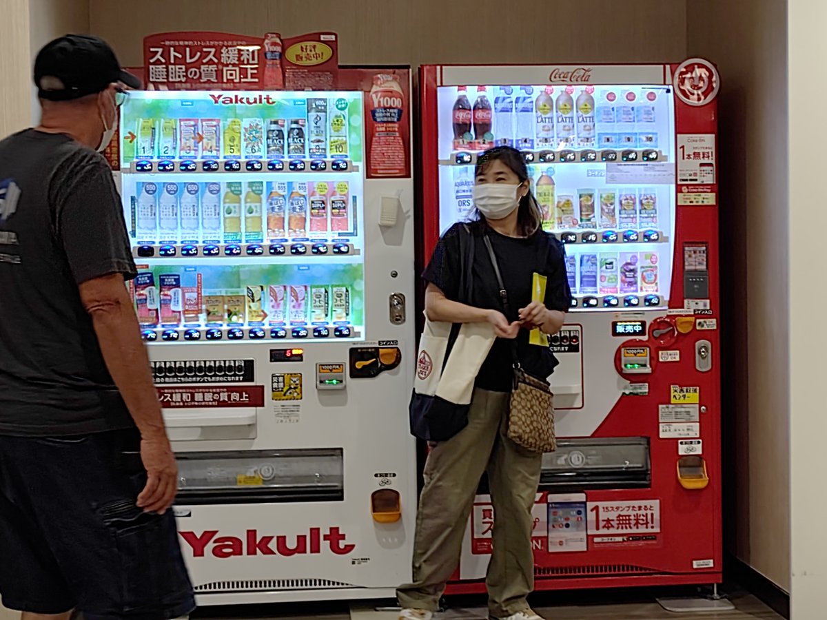 hanjo455photo's tweet photo. 【自動販売機】
昨日の大病院にて…
KYOCERA TORQUE G07
診察を終えて一息付こうとなり販売機で冷たい飲み物を購入する妻の姿です。
#写真好きな人と繋がりたい
#モニター越しの世界
#キリトリセカイ
#AntiTechnique
#スマホカメラ
#TORQUE https://t.co/jGQhaJP8AI