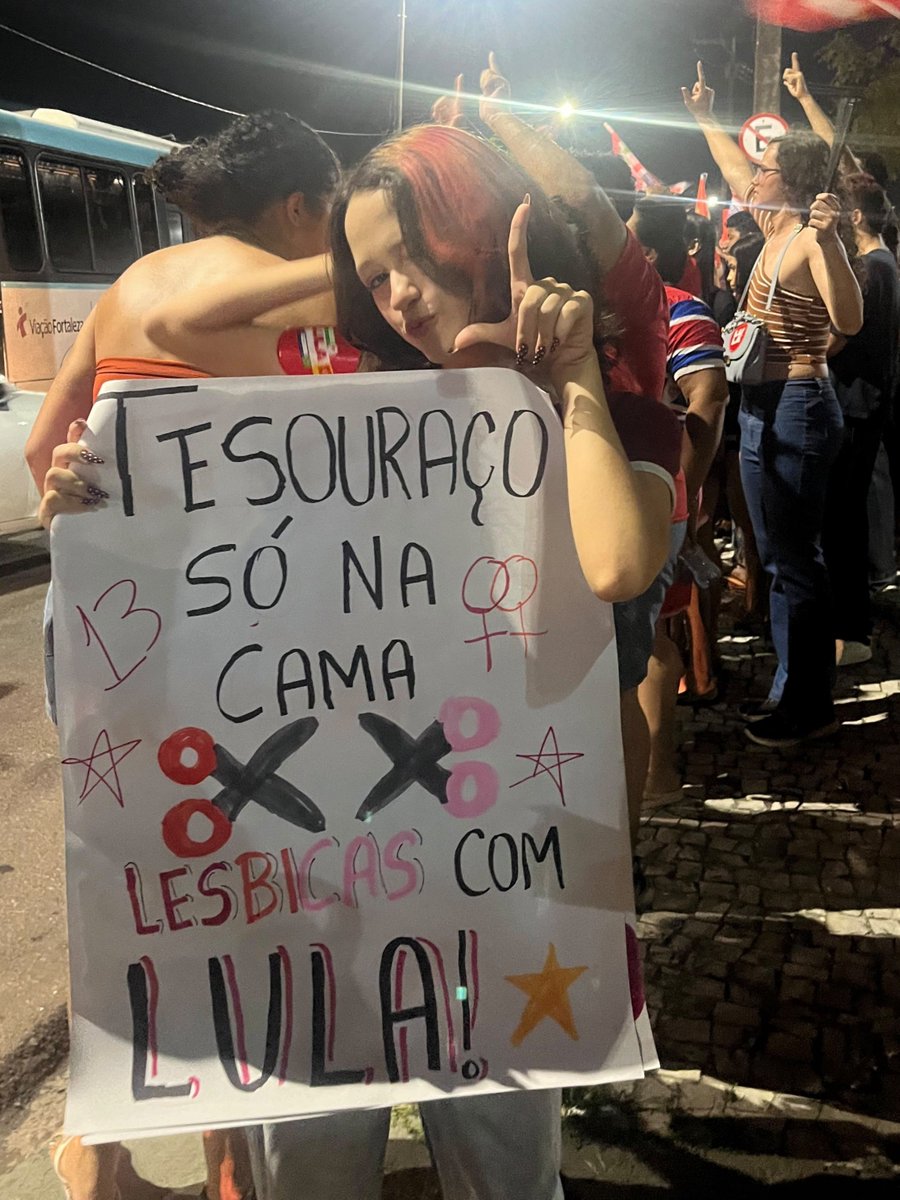laliqcy's tweet photo. LÉSBICAS COM LULA! https://t.co/I7ygFD9gs3