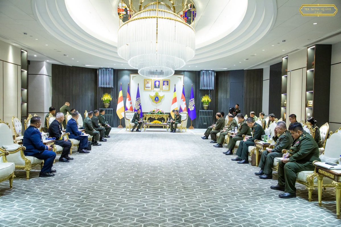 modgovkh's tweet photo. ថ្ងៃអង្គារ ៩កើត ខែអស្សុជ ឆ្នាំមមី អដ្ឋស័ក ពុទ្ធសករាជ ២៥៧០ ត្រូវនឹងថ្ងៃទី២០ ខែតុលា ឆ្នាំ២០២៦

ឯកឧត្តម នាយឧត្តមសេនីយ៍ ទៀ សីហា ឧបនាយករដ្ឋមន្ត្រី រដ្ឋមន្ត្រីក្រសួងការពារជាតិ ទទួលជួបស្វាគមន៍ ឯកឧត្ត��� នាយឧត្តមសេនីយ៍ ANTONIO G NAFARRETE អគ្គមេបញ្ជាការ នៃកងទ័ពហ្វីលីពីន ចូលជួបសម្តែងការគួរសម និងពិភាក្សាការងារ ដែលប្រព្រឹត្តទៅនៅ ទីស្ដីការក្រសួងការពារជាតិ៕

-អរគុណសន្តិភាព !
-អរគុណនយោបាយឈ្នះឈ្នះ !
-ដឹងគុណស្ថាបនិក មគ្គុទ្ទេសក៍ឯក និងប្រតិបតិ្តករ នយោបាយ ឈ្នះ ឈ្នះ ដែលនាំមកនូវសន្តិភាព និងការឯកភាពជាតិព��ញលេញ !