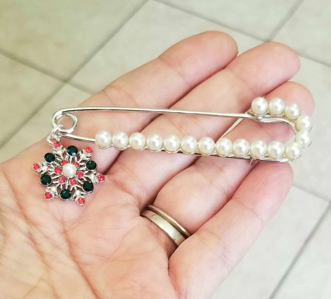 TrendingNowGift's tweet photo. Large Pearl Candy Cane Brooch with Crystal Snowflake Charm #jewelry #brooch #holidaybrooch #holidays #Christmasbrooch #christmasgift #ChristmasGiftIdeas #christmastime #Christmasjewelry #Candycane #gifts #giftideas #teachergift #handmadegifts
 https://t.co/d7mpDagsau via @Etsy https://t.co/7Da5DMnXjF