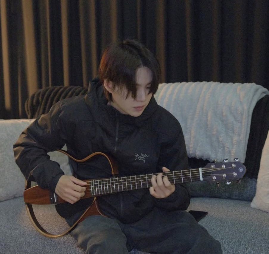 kookyun's tweet photo. The guitar that Jungkook gave to Yoongi is a Yamaha SLG200S Silent Steel-String Guitar. I hope we get to see guitarist Jungkook play it to us https://t.co/hOf78UM7gZ