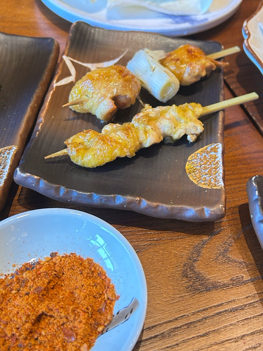 congcong2323's tweet photo. [炭を使った料理の香りが部屋に広がり、今日も晩酌にぴったりな旨さだ。炭趾（つま先）まで温まる夜、肝臓もゆっくり休めよう]， https://t.co/3qauQuQ1ma