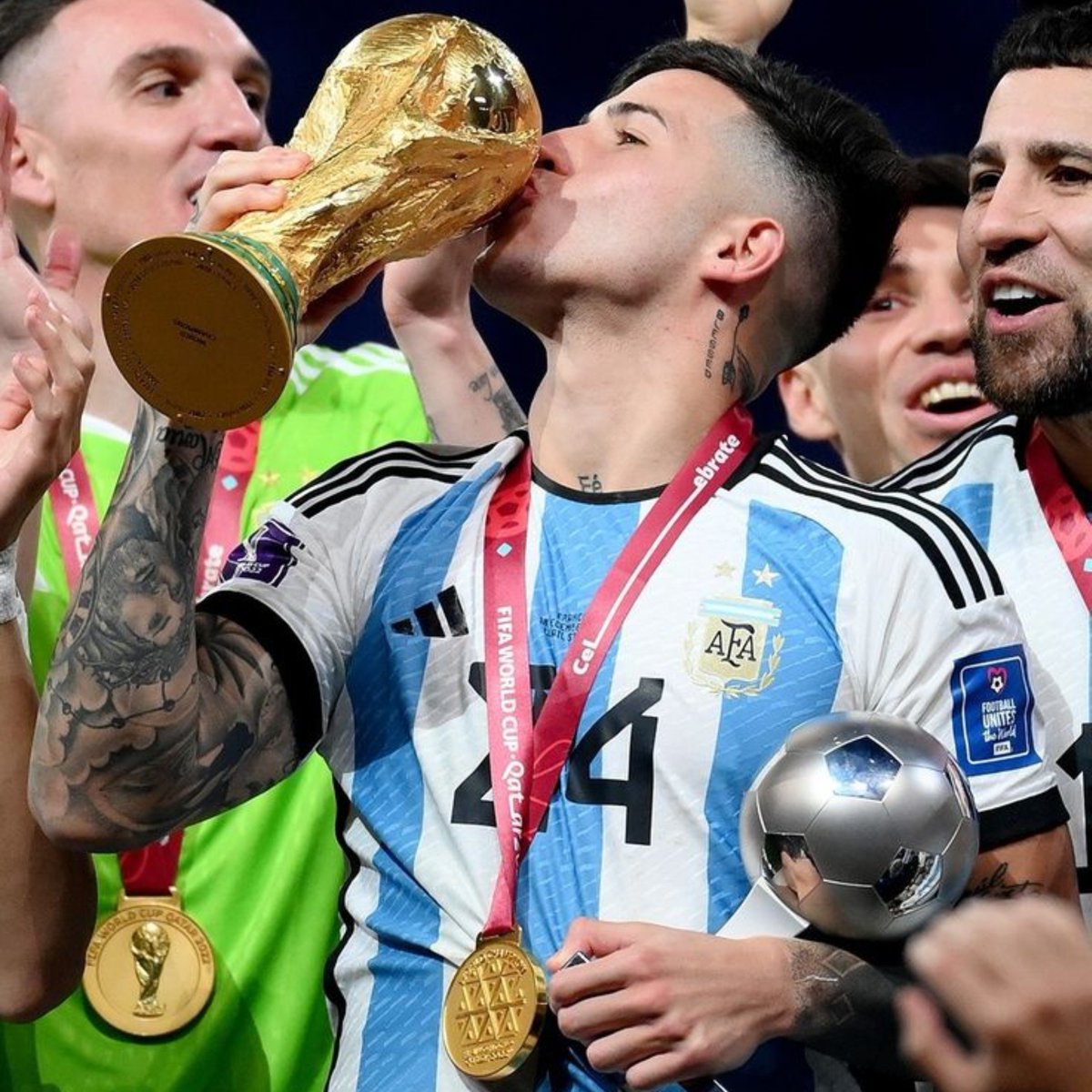 wencats's tweet photo. debatir quién es más lindo entre enzo fernández y jude bellingham no sirve porque al final no hay respuesta correcta, la belleza es subjetiva. mejor hablemos de quién le metió un gol al otro y encima tiene una copa del mundo. 

enzo fernández gana 🇦🇷 https://t.co/AkRc1qGG8m