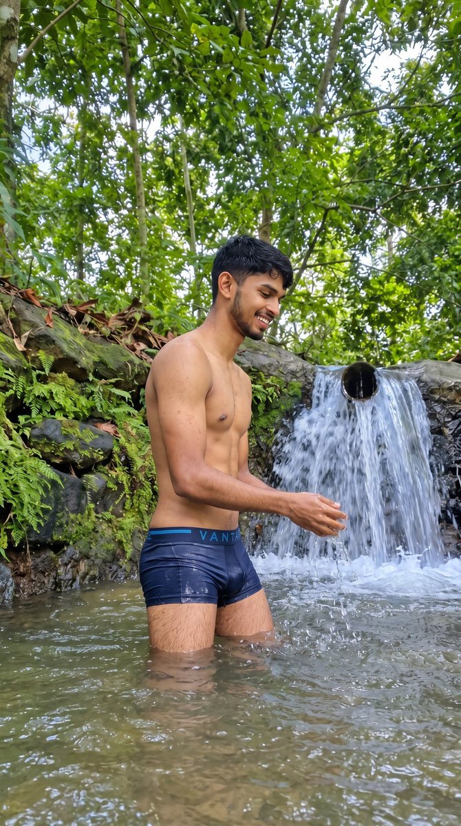 Ziraat0055's tweet photo. එ කොලු පැටියා නම් 😘 #SriLanka https://t.co/0Ftrkg4j1s
