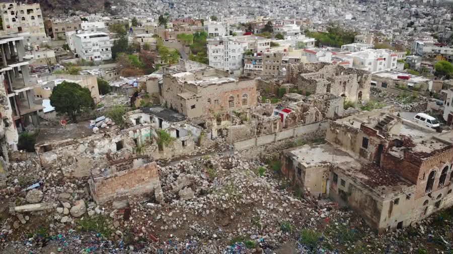 20Yusef20's tweet photo. هذا ليس حي الرمال في غزة ولا جباليا

لكنه حي الجحملية في تعز المحاصرة، التي مرّت منها مليشيا الحوثي الإرهابية، والتي سُفكت فيها دماء أبناء هذا الحي نساءً وأطفالاً وشيوخاً، بالقصف العشوائي على منازلها المكتظة بالسكان

مليشيا الحوثي الإرهابية هي الوجه الثاني الإجرامي لإسرائيل، يستخدمون نفس الأسلوب في قصف الأطفال والناس ونفس الصواريخ والأسلحة.